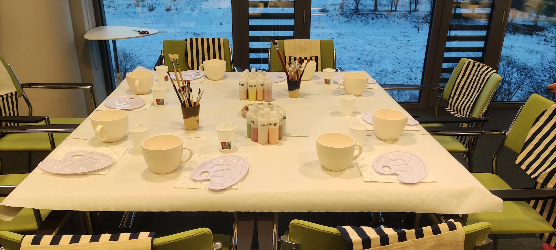 Warsztaty ceramiczne dla firm - widok na przygotowane stoły na imprezę integracyjną